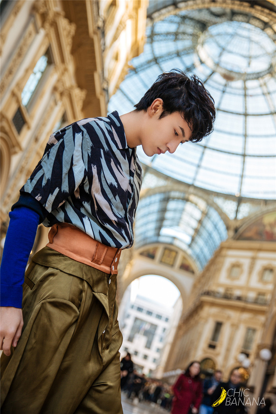 米热曝米兰街拍&nbsp;随性自然文艺范儿十足