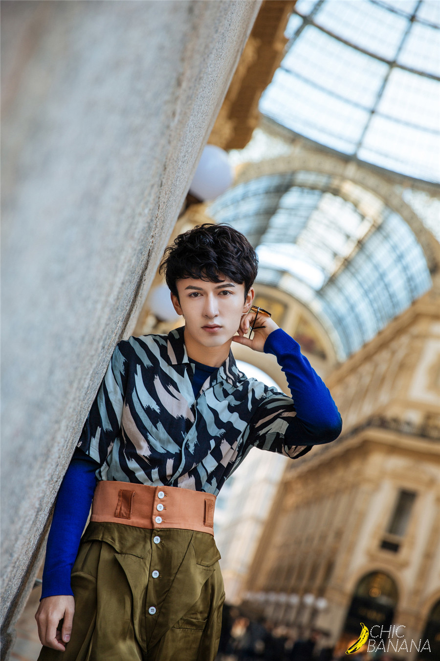 米热曝米兰街拍&nbsp;随性自然文艺范儿十足