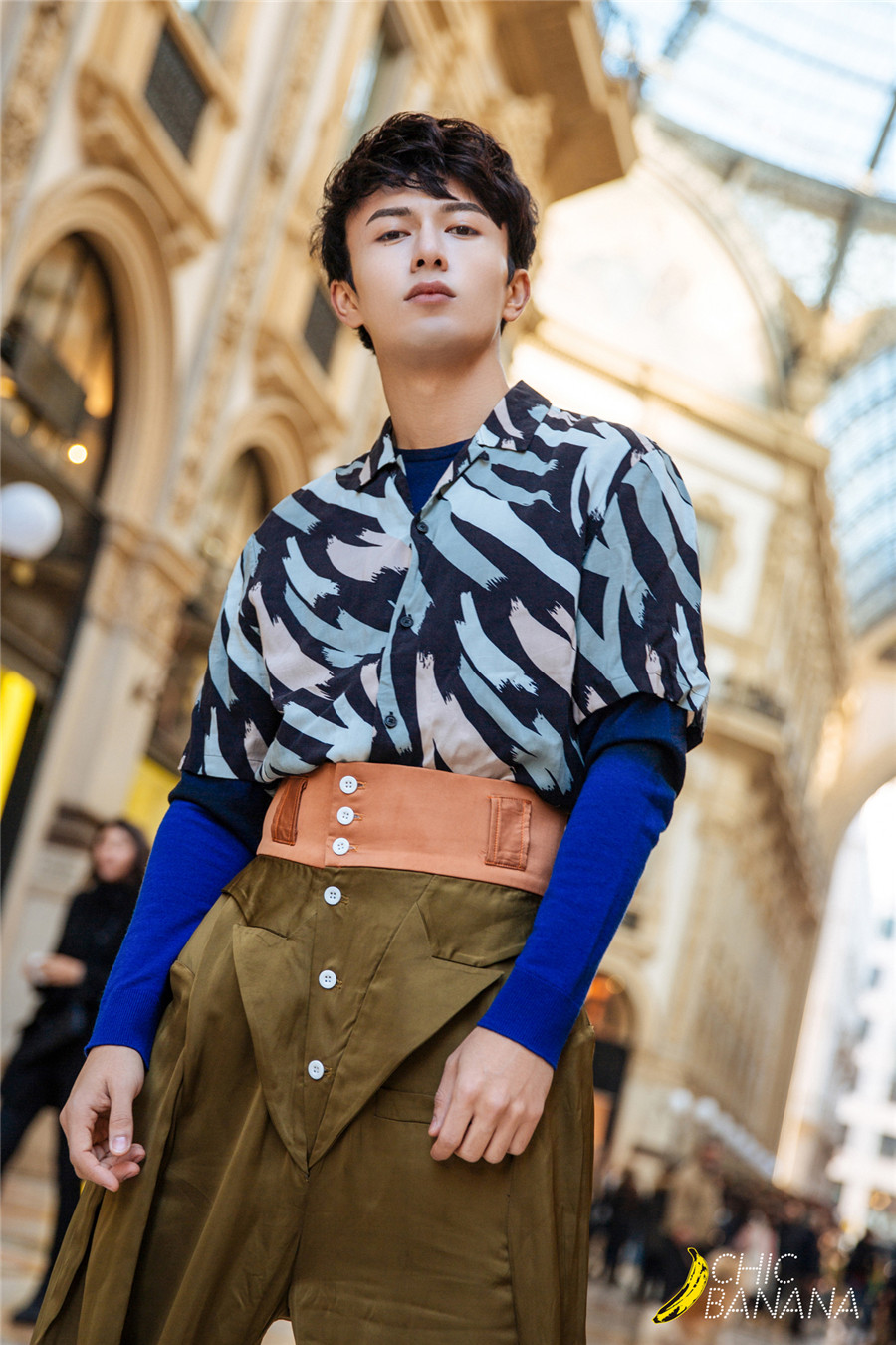 米热曝米兰街拍&nbsp;随性自然文艺范儿十足