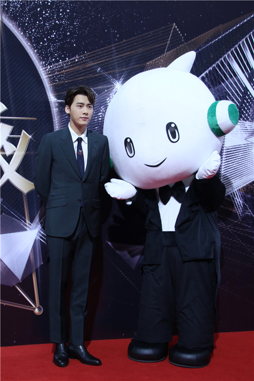 李易峰获热搜艺人奖&nbsp;表白粉丝“都是我的女人”