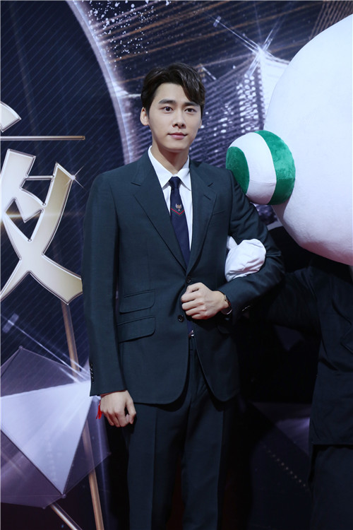 李易峰获热搜艺人奖&nbsp;表白粉丝“都是我的女人”