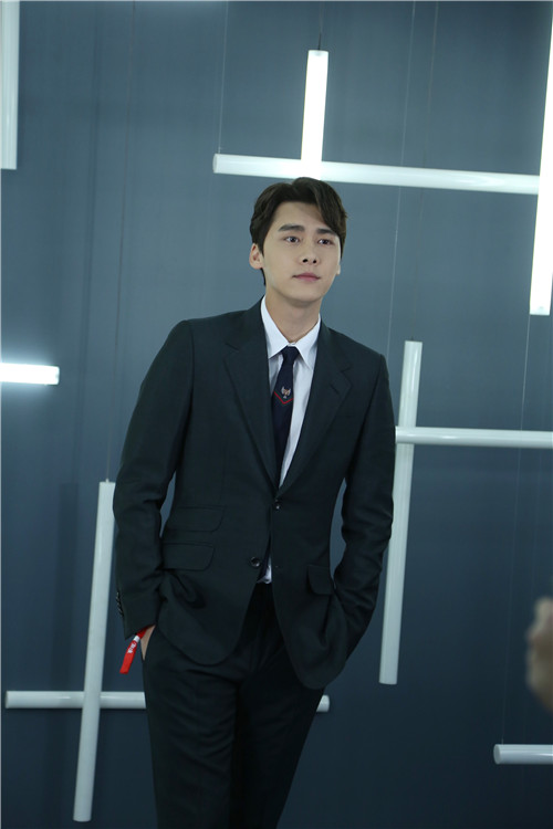 李易峰获热搜艺人奖&nbsp;表白粉丝“都是我的女人”