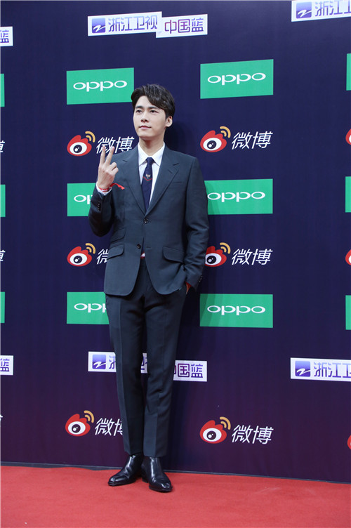 李易峰获热搜艺人奖&nbsp;表白粉丝“都是我的女人”