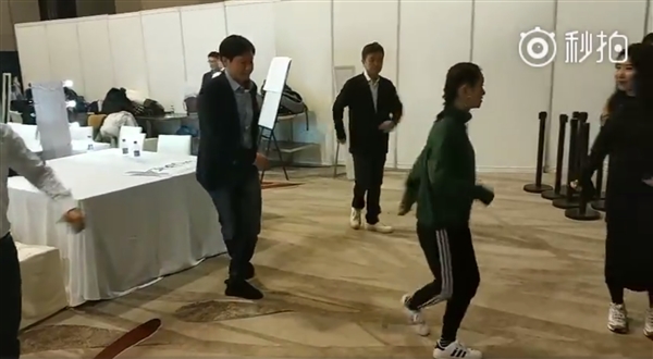 雷军后台学习舞蹈：画面很有喜感