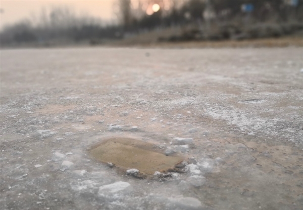 苹果看呆！华为Mate&nbsp;10&nbsp;Pro湖中冻成冰块：结果太震撼