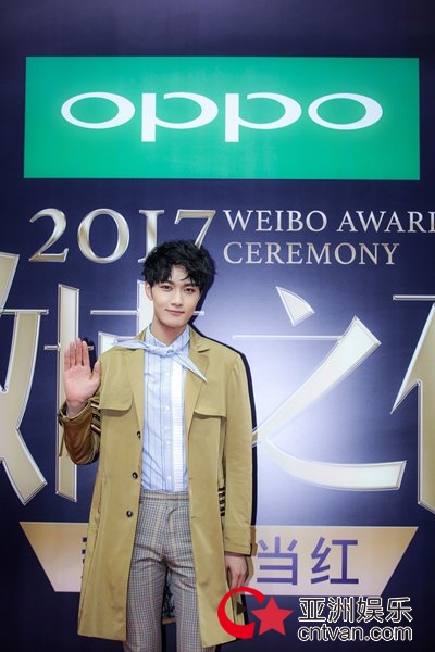 陈子由时尚亮相微博之夜 喜获年度进取艺人奖