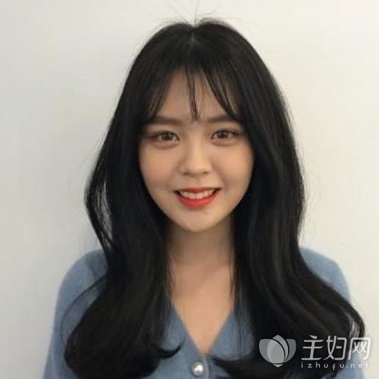 2018款女生长卷发发型，更显浪漫唯美气质