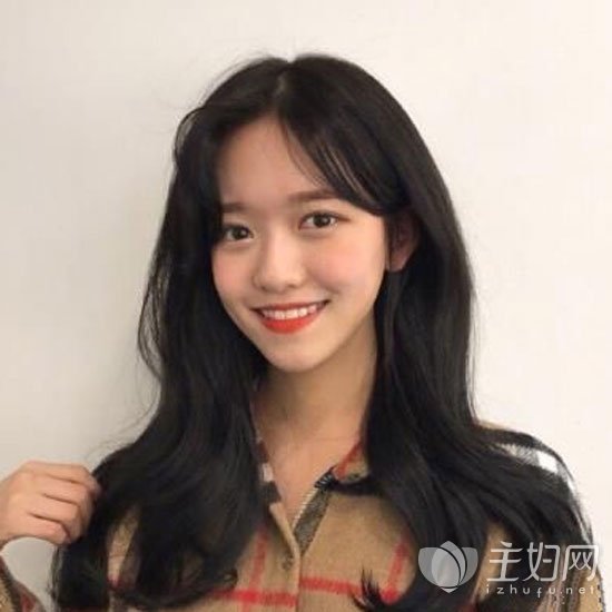 2018款女生长卷发发型，更显浪漫唯美气质