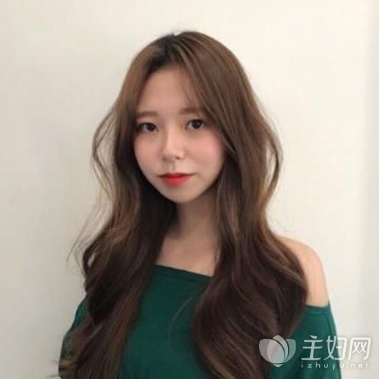 2018款女生长卷发发型，更显浪漫唯美气质