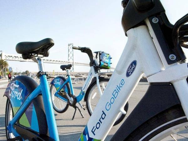 目标智能出行服务商:福特双腿并行,通用豪掷千金