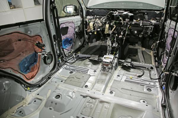 一汽丰田RAV4荣放拆解见证：多方面安全防护细致到位