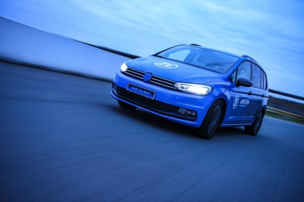 采埃孚sMOTION主动底盘系统增强驾驶动态性能