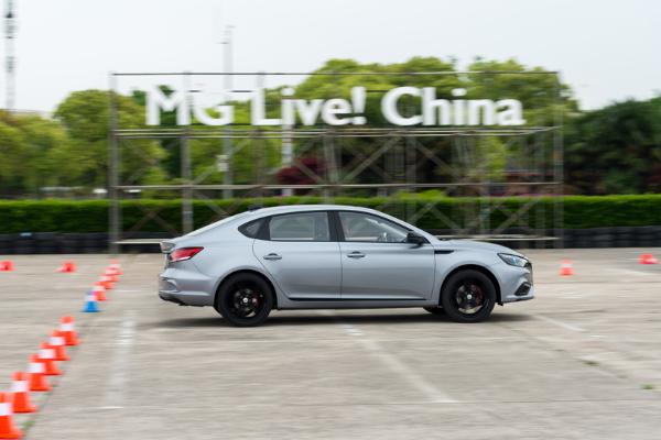 运动舒适全面提升 场地试驾2019款名爵6