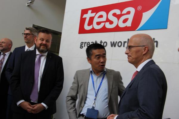 德国汉堡市长一行莅临德莎（tesa）大中华区总部参观访问