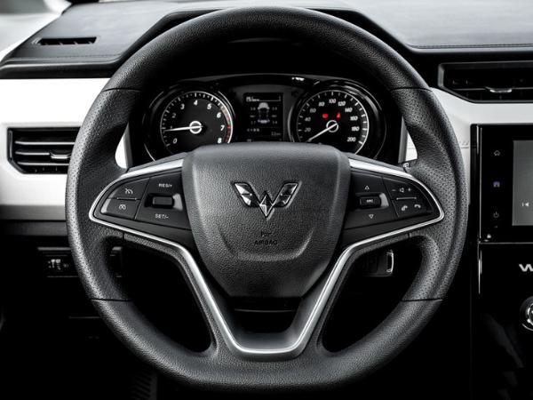 高端MPV既视感 双色内饰质感十足 五菱宏光PLUS内饰官图