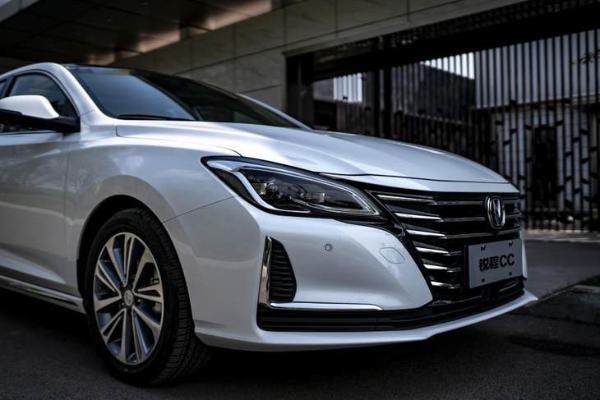 不但更名还改款 长安锐程CC官图发布 造型更年轻