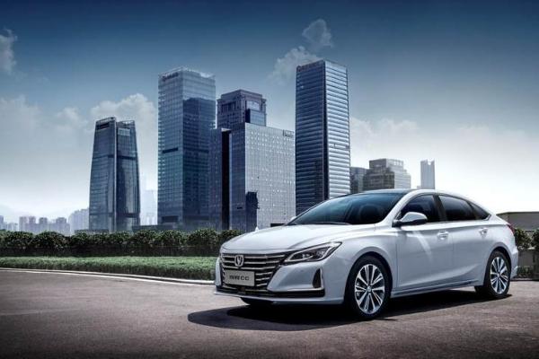 不但更名还改款 长安锐程CC官图发布 造型更年轻