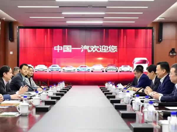 中国一汽与阿里巴巴签约 共同打造智能网联汽车