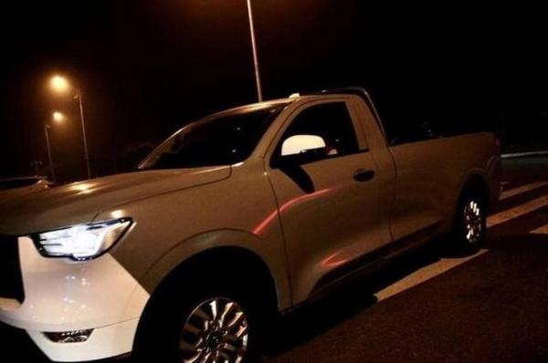 装载能力进一步提升 长城炮单排皮卡实车曝光