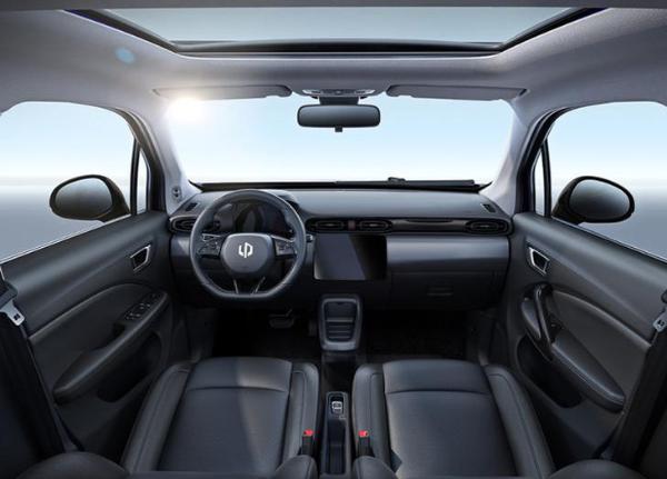 零跑T03内饰官图发布 造型简约、时尚 今年4月陆续交付