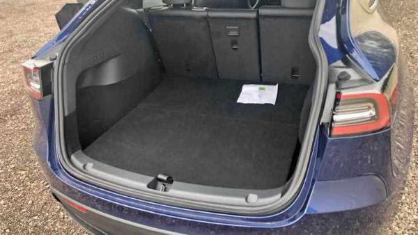 特斯拉Model Y正式交付 支持手机无线充电/提供电动尾门