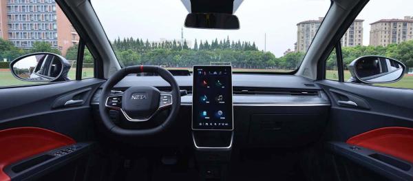 哪吒V官方照片,外形与特斯拉model3神似