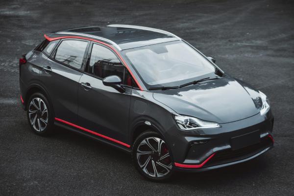 哪吒V官方照片,外形与特斯拉model3神似