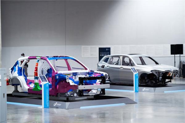 岚图全新纯电SUV白车身亮相 支持纯电/增程式动力选项
