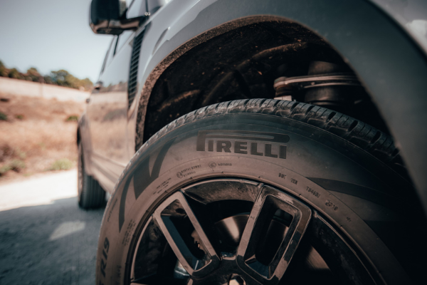 倍耐力为最新款路虎卫士车型提供SCORPION ZERO ALL SEASON轮胎，实现更低排放和油耗 量身定制的轮胎兼具出色的低滚动阻力和非铺装路面性能