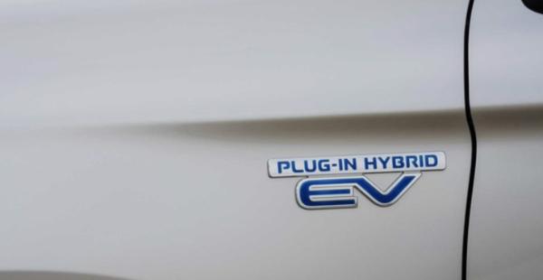 2021款三菱欧蓝德PHEV车型官图曝光 动力数据全面提升
