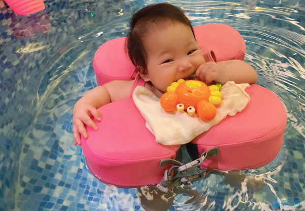 游泳帮助脑瘫宝宝站起来，婴儿的这些秘密技能太惊人