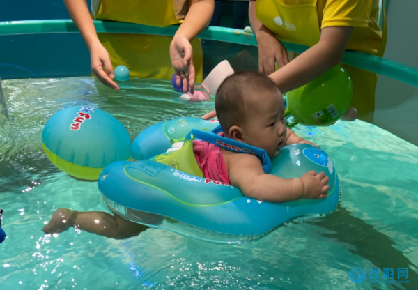 宝宝游泳，带给他的是强健的体魄+勇敢的心