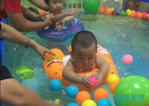没有经历过尝试，你不知道宝宝有多么喜欢游泳