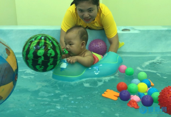 宝宝游泳这项运动，究竟值得家长投入多少钱