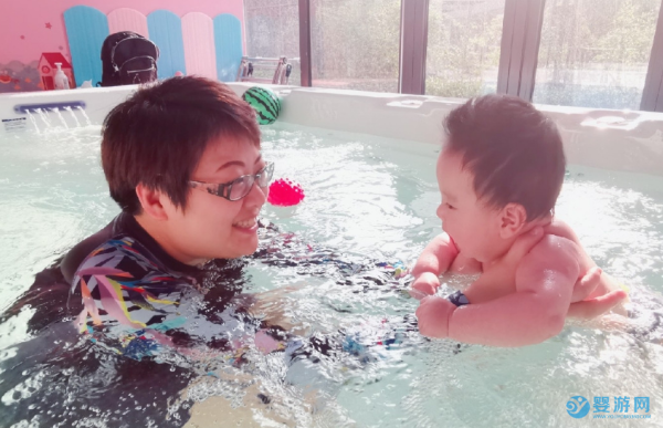 为什么建议多带孩子游泳，这些好处就是最好的理由