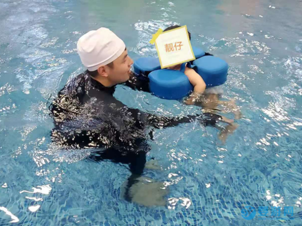 夏天带孩子坚持游泳运动，让宝宝健康起来