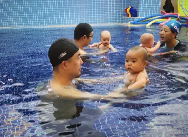三岁幼童在公共泳池里“倒栽葱”，专业才能避免风险