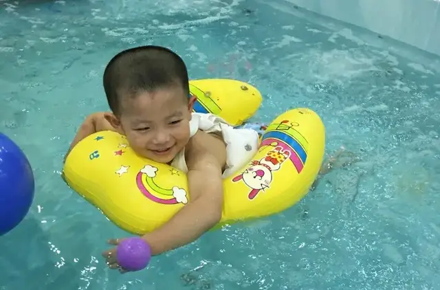 谢杏芳带儿子去游泳，小羽从小运动天赋惊人