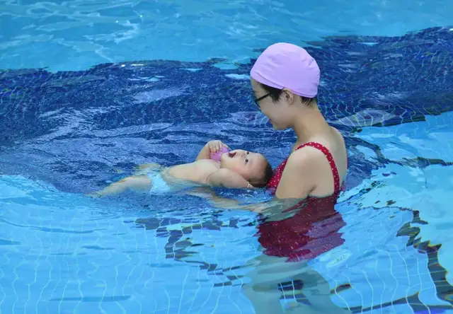 让宝宝从小开启游泳，一生都会“泳”往直前