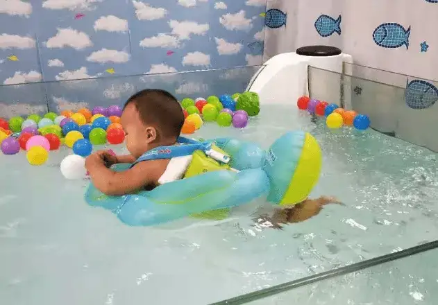 警惕宝宝运动发育迟缓，从婴幼儿游泳开始