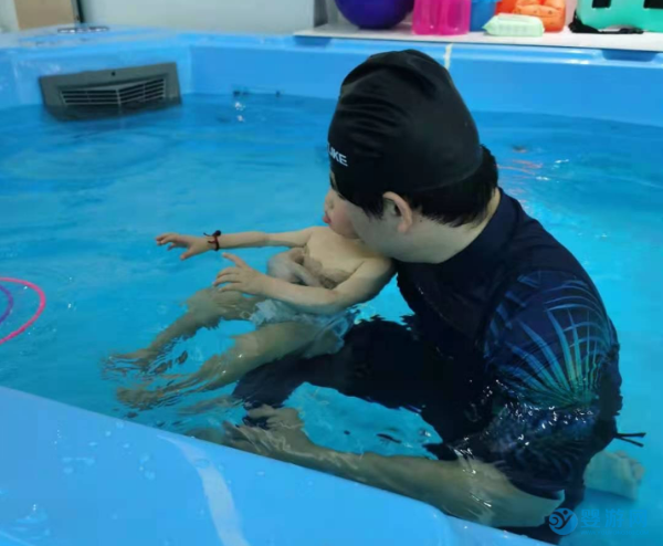 这些婴幼儿游泳的好处不可否认，谁说都不行