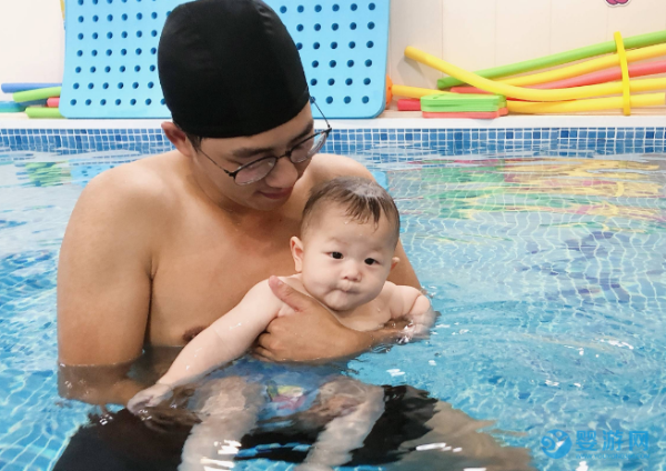 婴幼儿游泳VS陆地运动，这五大优势值得关注