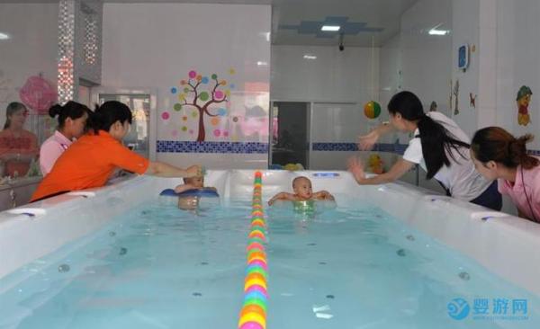 看了不同年龄宝宝的运动重点，明白婴幼儿游泳的重要性