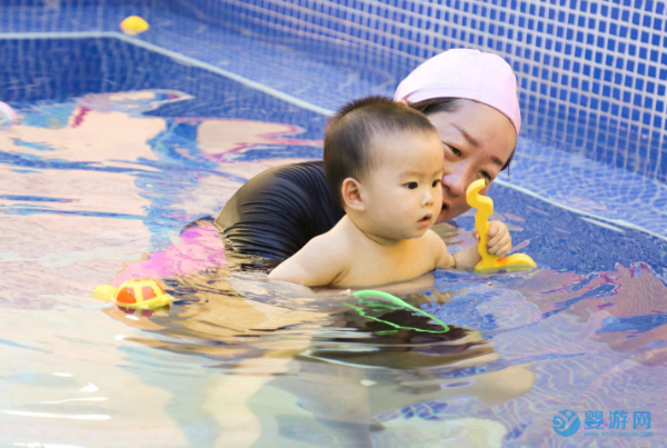 游泳能够帮助宝宝长高个，尤其是这个泳姿