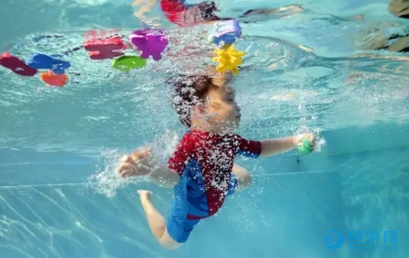一般的宝宝七个月学会爬行，经常游泳的孩子更早