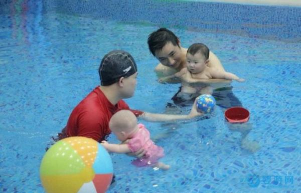 3岁前宝宝全面发育，离不开婴儿游泳的帮助