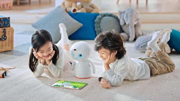 华为发布首款儿童陪伴教育机器人 可做出2000多种表情