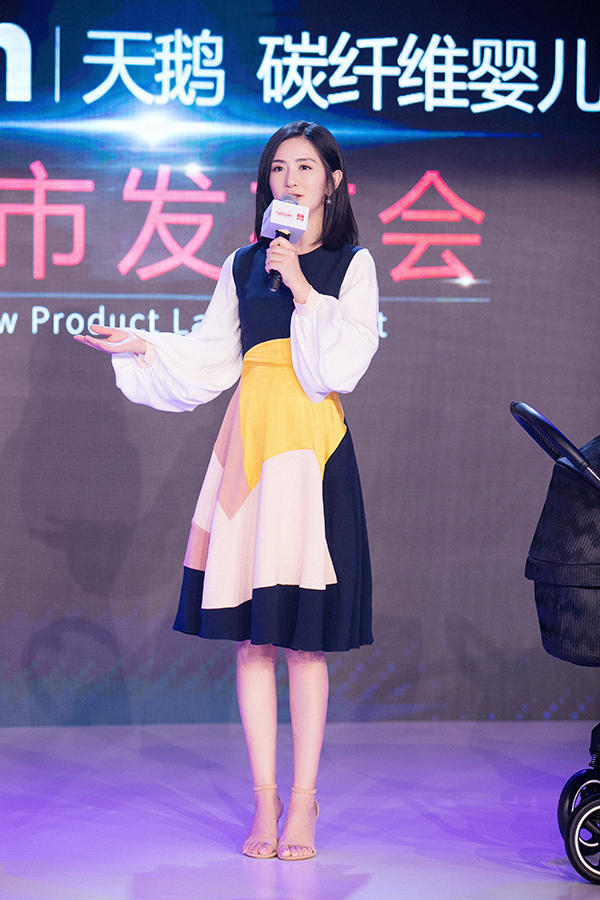 谢娜产后复出，商业首秀为好孩子碳纤维婴儿车天鹅站台