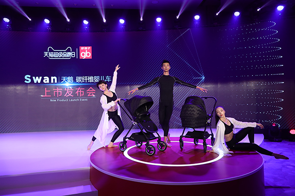 谢娜产后复出，商业首秀为好孩子碳纤维婴儿车天鹅站台