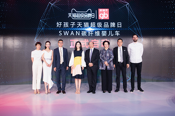 谢娜产后复出，商业首秀为好孩子碳纤维婴儿车天鹅站台